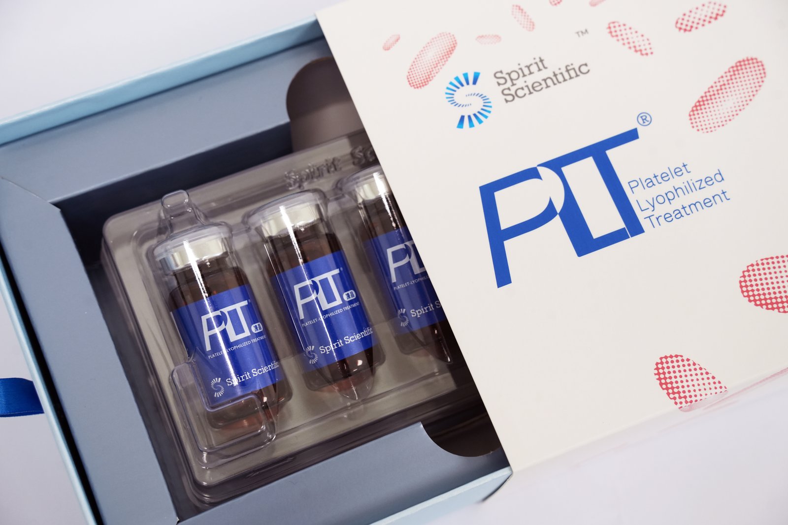 打開的 PLT 血小板凍晶產品盒，盒內托盤裝著凍晶藥瓶